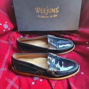 Black patent leather Bass Weejuns with contrast top stitching. NIB 10M womens